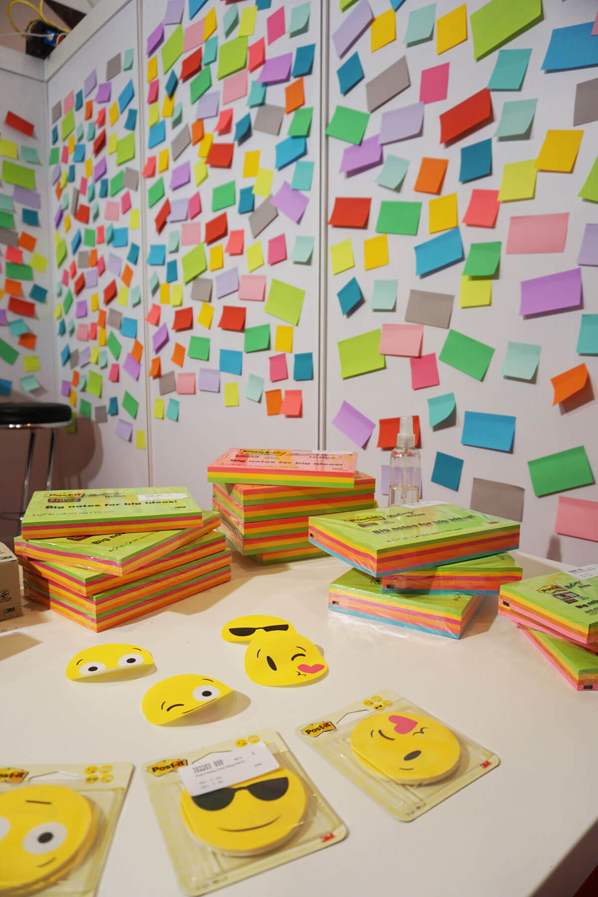 Post-It Haftnotizen bringen Farbe in die Messe