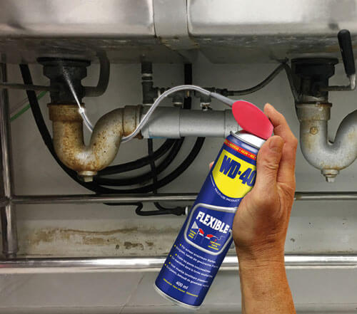 Der WD-40 entfernt Russ, Fett und Schmutz